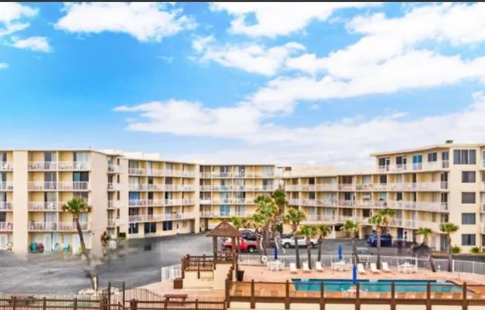 Superior Beach Studio With Pool Access And Free Parking