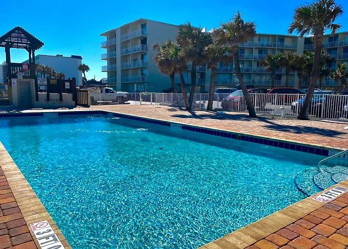 Superior Beach Studio With Pool Access And Free Parking